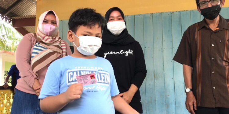 Pertama Disduk Capil Lingga, Rekam KIA di Wisata Batu Berdaun