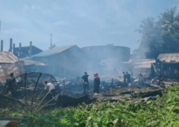 Jago Merah Hanguskan 5 Rumah di Belakang Pasar Dabo Kabupaten Lingga
