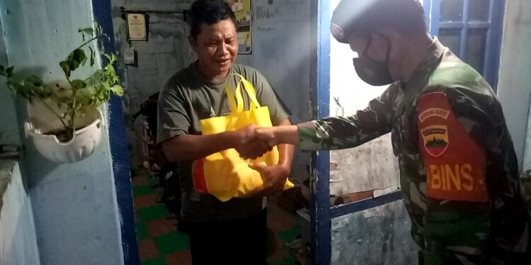 Kurangi Beban Masyarakat Terdampak Covid Kodim 0317 Berangkatkan Tim Sedekah Subuh Bagikan Sembako