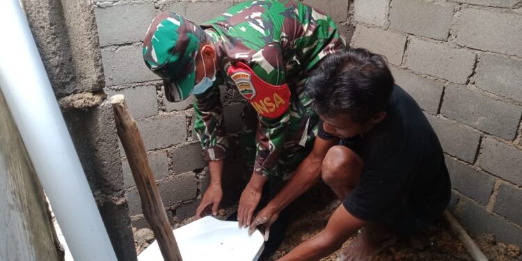 Babinsa Koramil 01/Balai Membantu Pembuatan Jamban Warga Binaan