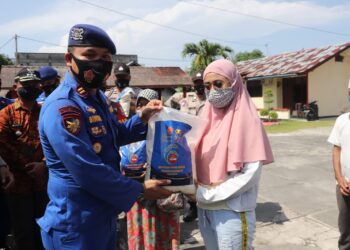 Polres Karimun Bagikan 100 Paket Sembako Masa PPKM Mikro