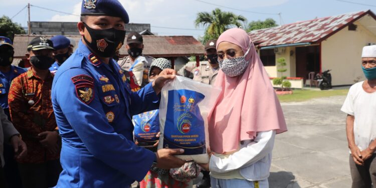 Polres Karimun Bagikan 100 Paket Sembako Masa PPKM Mikro