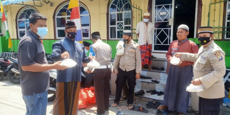Jumat Barokah, Polsek Moro Bagikan Nasi Kotak Usai Sholat di Masjid Al Aqsho