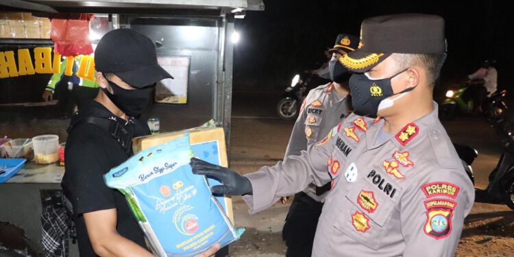 Polres Karimun Salurkan Bansos ke Pedagang Kaki Lima Saat Patroli Skala Besar