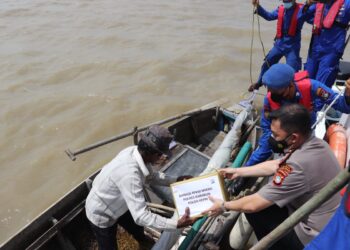 Kapolres Karimun Bagikan Bansos Kepada Para Nelayan Tradisional