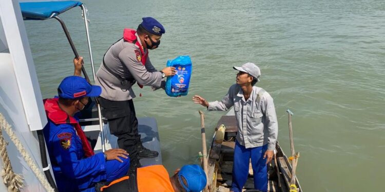 Satpolairud Polres Karimun Salurkan Bansos Sembako PPKM Mikro dari Pemerintah Pusat Kepada Masyarakat Nelayan