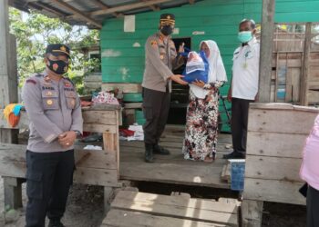 Kapolres Lingga Salurkan Bansos Sembako Kepada Warga Kurang Mampu di Desa Kuala Raya