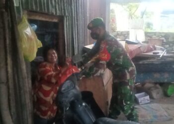 Babinsa Koramil 01/Balai Ikut Serta Dalam Memabagikan Sembako “Sedekah Subuh”