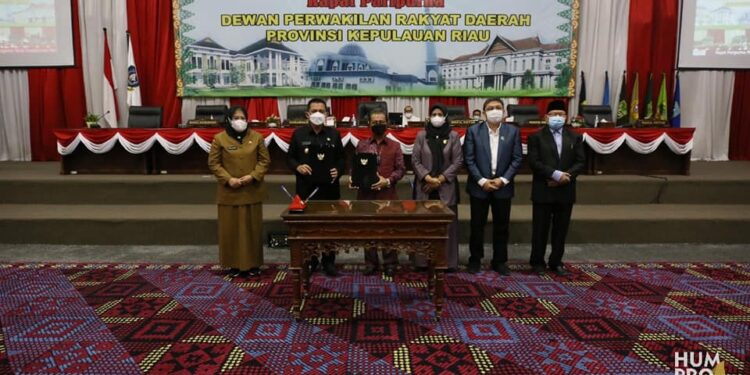 Galeri Foto ! Penyerahan RPJMD Pemrov Kepri kepada DPRD Kepri Melalui Sidang paripurna