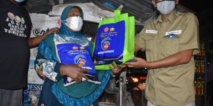 Kapolres dan Wartawan Kompak Bagi-bagi Sembako