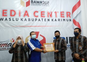 Bawaslu Karimun Serahkan Penghargaan Kepada PWI Karimun