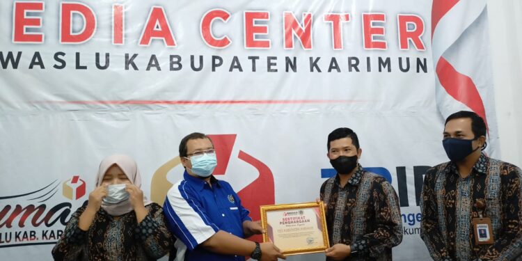 Bawaslu Karimun Serahkan Penghargaan Kepada PWI Karimun