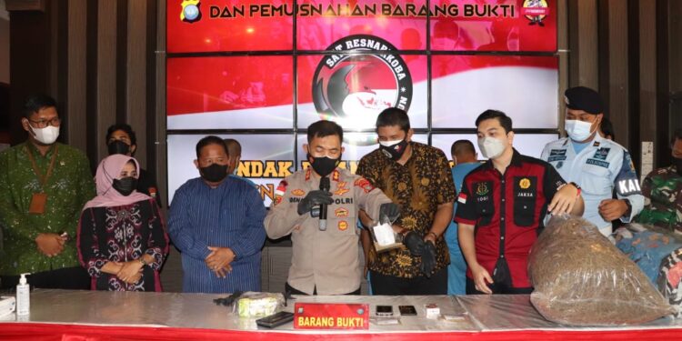 Kapolres Karimun Pimpin Pemusnahan Narkoba Jenis Sabu Seberat 1 Kg serta Gelar Konferensi Pers Pengungkapan Ganja