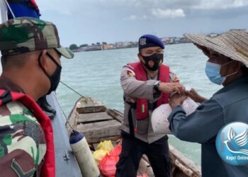 Kerja Sama Ringankan Beban Masyarakat di Masa PPKM 3, Satpolair Bagikan Sembako