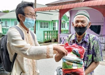 Masa Pandemi, Zulkifli Warga Moro Berbagi 20 paket Sembako Kepada Warga Kurang Mampu