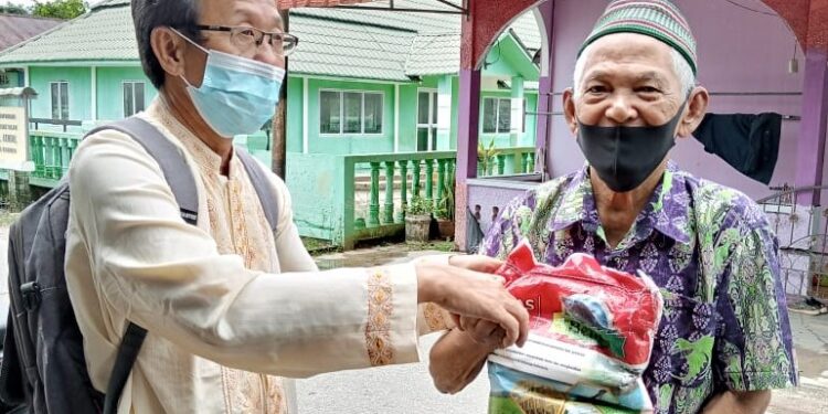 Masa Pandemi, Zulkifli Warga Moro Berbagi 20 paket Sembako Kepada Warga Kurang Mampu