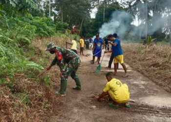 Babinsa Bersama Warga Bersihkan Jalan di Desa Sanglar