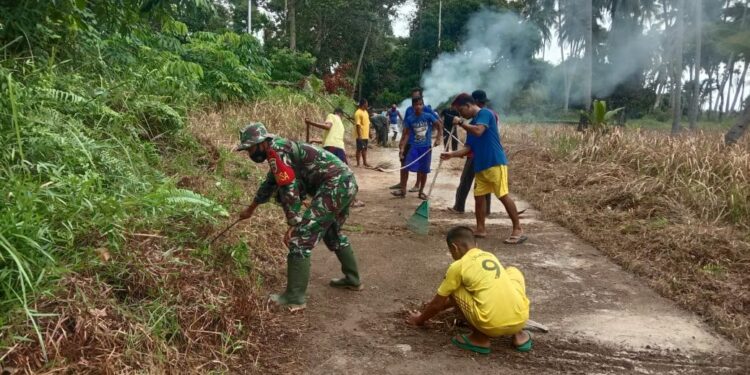 Babinsa Bersama Warga Bersihkan Jalan di Desa Sanglar