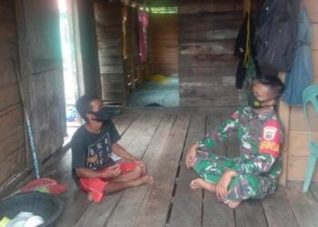 Wujudkan Kemanunggalan TNI, Babinsa Praka Riki Aktif Lakukan Komsos di Sanglar