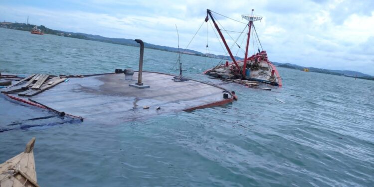 Dua Orang Hilang Dalam Kecelakaan Kapal di Batam