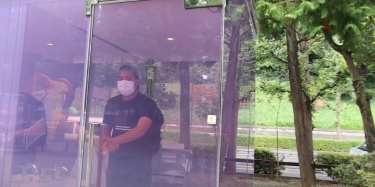 Keren! Ini Toilet Umum Transparan di Jepang yang Viral Itu