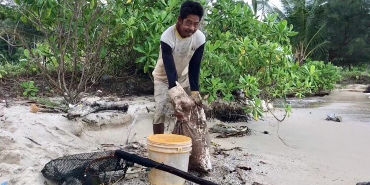 Abdul Gani 20 Tahun, Mengais Rejeki Pada Hempasan Gelombang Laut