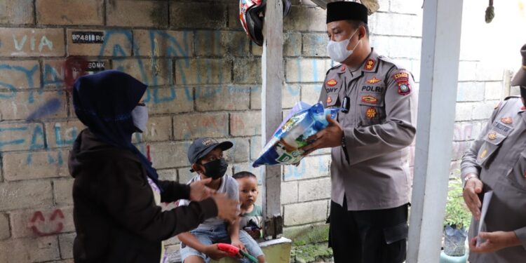 Sosok Humanis, Kapolres Karimun Beri Bantuan melalui kegiatan Bakti Sosial