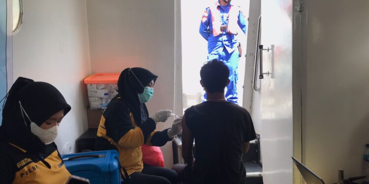 Satpolairud Polres Karimun Sosialisasikan 5 M Sambil Gelar Kegiatan Vaksinasi Kru Kapal Nelayan