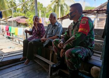 Babinsa Lakukan Anjangsana ke Rumah Warga Binaan yang Tidak Bisa Melihat di Desa Keban