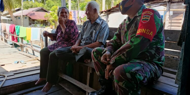 Babinsa Lakukan Anjangsana ke Rumah Warga Binaan yang Tidak Bisa Melihat di Desa Keban