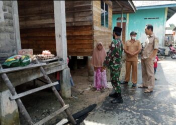 Kodim 0317 TBK Koramil 02 Moro Berikan Bantuan Sembako Kepada Warga Terkena Musibah Kebakaran Rumah