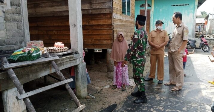 Kodim 0317 TBK Koramil 02 Moro Berikan Bantuan Sembako Kepada Warga Terkena Musibah Kebakaran Rumah