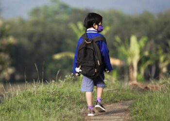 Viral Video 3 Anak SD Seberangi Sungai dengan Boks Styrofoam