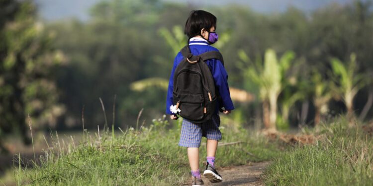 Viral Video 3 Anak SD Seberangi Sungai dengan Boks Styrofoam