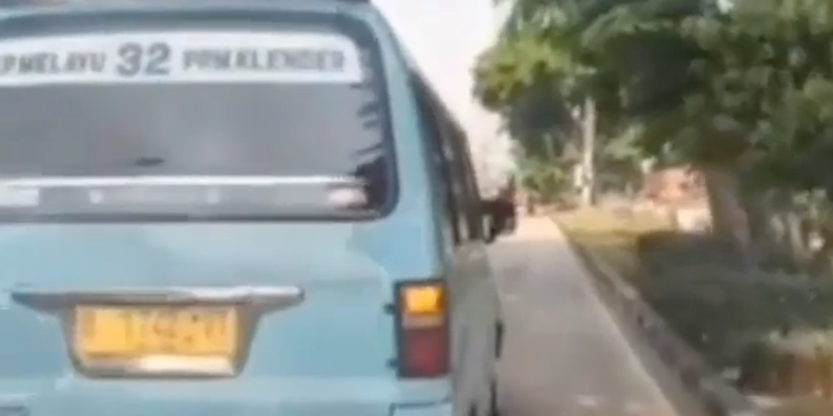 Viral, Video Angkot Halangi Laju Ambulans