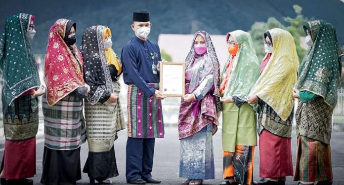 Hak Cipta Tudung Manto Diterima Kabupaten Lingga