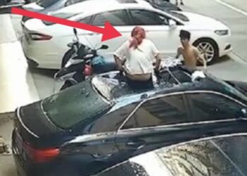 Seorang Wanita Telanjang Keluar Dari Mobil Jatuh