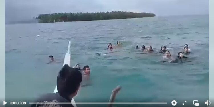 Video Viral, Penumpang Kapal Tenggelam Diselamatkan Nelayan