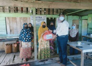 Sambil Serahkan Bantuan, Wabub Karimun Ajak Masyarakat Patuhi Prokes 5M