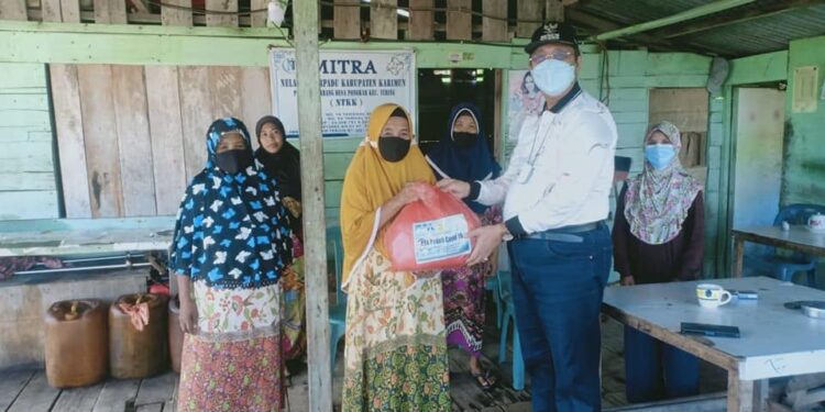 Sambil Serahkan Bantuan, Wabub Karimun Ajak Masyarakat Patuhi Prokes 5M