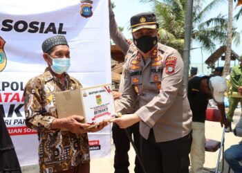 Polres Lingga Salurkan Bansos Alumni AKPOL 97 Wirapratama Kepada Masyarakat
