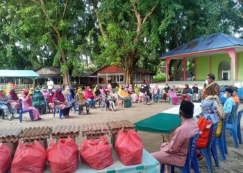 Bupati Karimun Bagikan Sembako kepada Pedagang di Pantai Pelawan