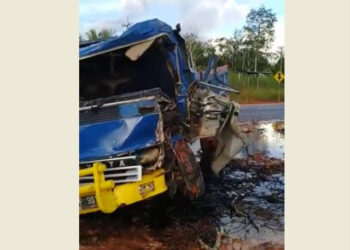 Truk Pengangkut Batu Terguling di Jalur Lintas Barat Bintan