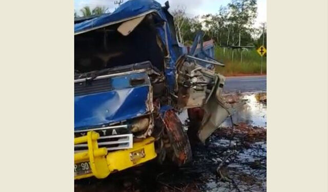 Truk Pengangkut Batu Terguling di Jalur Lintas Barat Bintan