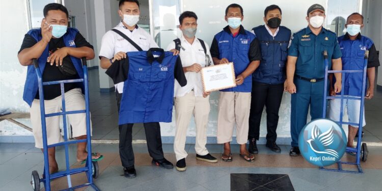 Ringankan  Pekerjaan Porter PT Timah Serahkan Bantuan Seragam dan Gerobak Barang 