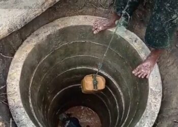 Warga Dapur Arang Sanglar Gali Sumur Untuk Dapatkan Air Bersih