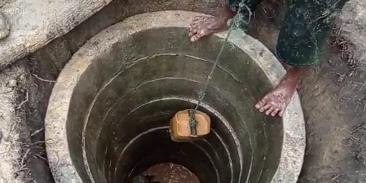 Warga Dapur Arang Sanglar Gali Sumur Untuk Dapatkan Air Bersih