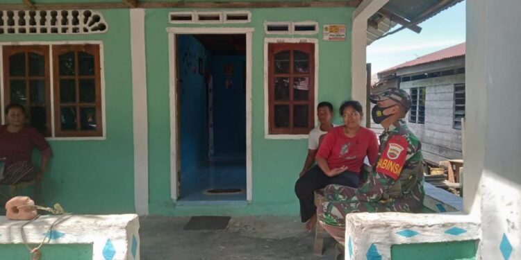 Babinsa Desa Sanglar Ajak Warga Jaga Kebersihan Lingkungan