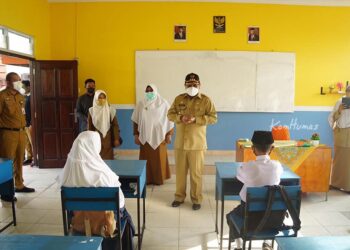 Bupati Karimun Tinjau Hari Pertama Proses Belajar Tatap Muka