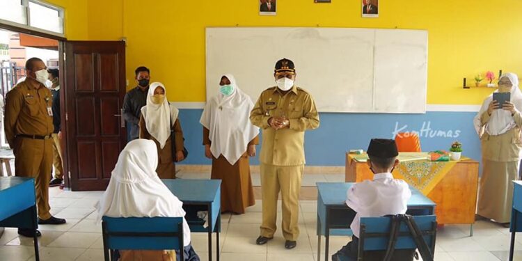 Bupati Karimun Tinjau Hari Pertama Proses Belajar Tatap Muka